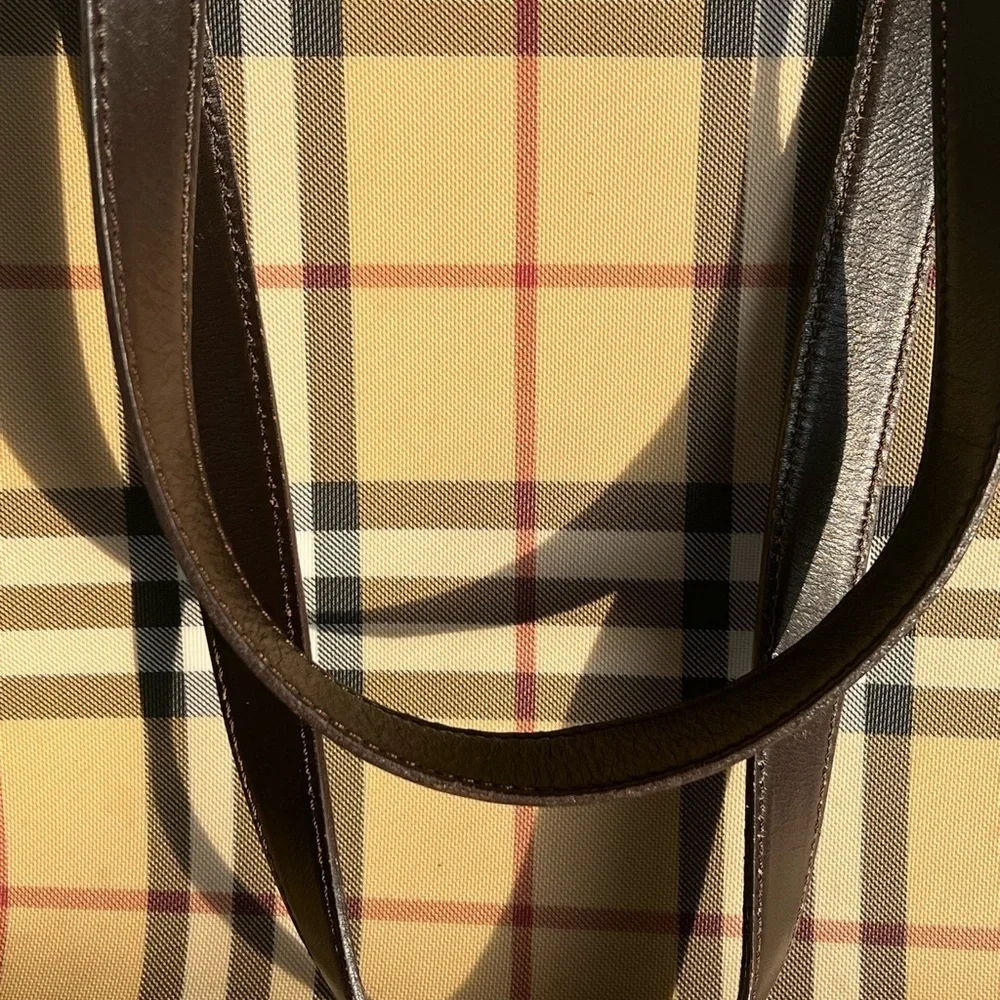Classic Burberry Nova Check Bag - Picture 5 of 9
